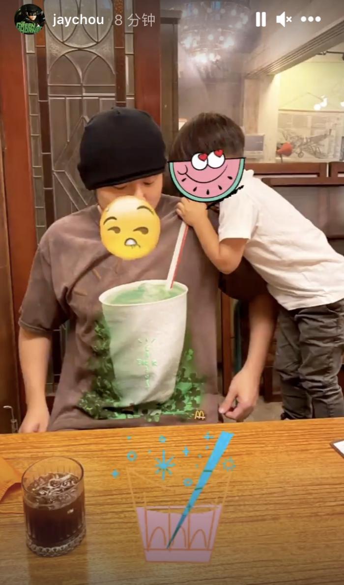 昆凌攜兒女為周杰倫做珍珠奶茶，姐弟可愛出鏡，豪宅廚房面積超大