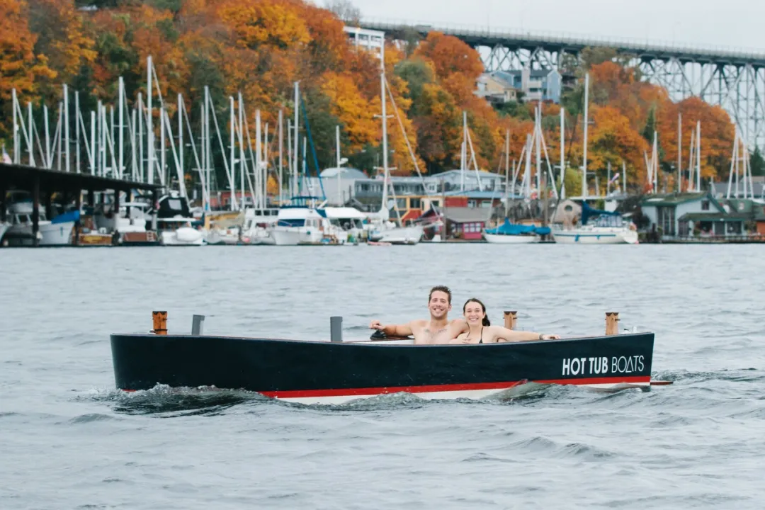 海上移动浴缸Hot Tub Boats开启脑洞大开的出海模式