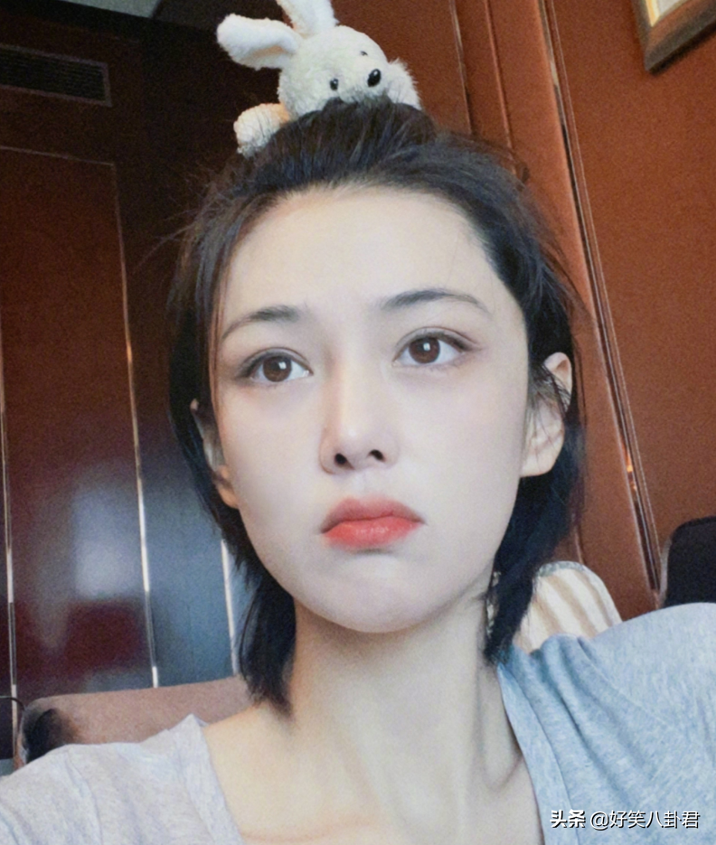 张馨予宣布减肥，169身高体重怕过百，清瘦女明