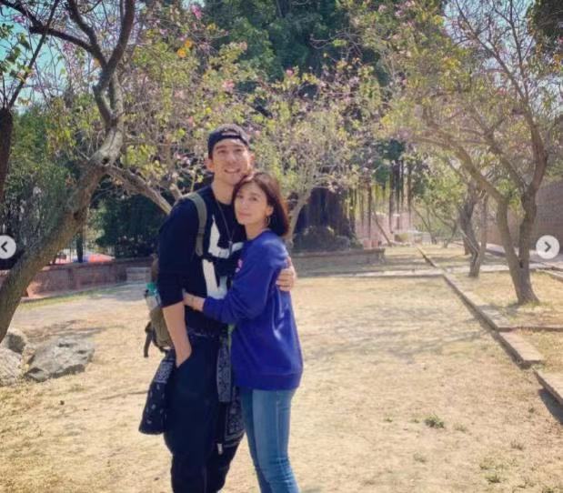 賈靜雯為老公慶生，曬出兩個蛋糕，一家人幸福和睦