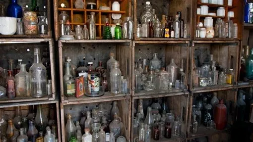 阴暗地下室里的罐子，装满了人体部位器官...