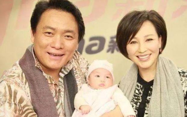 她25岁凭美貌走红，37岁当上华谊老板娘，今46岁被老公宠上天