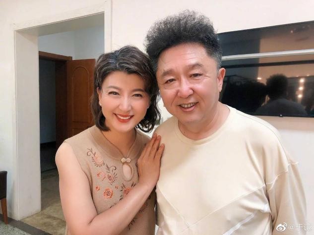 于谦捐款方式太独特！疑去银行现场捐百万，纸票据成圈中独一份？