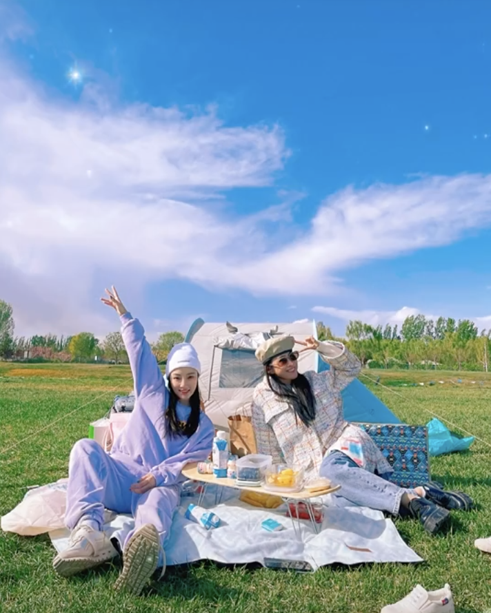 李小璐曬與女兒同框，甜馨戴漁夫帽文靜淑女，越來越有女神範兒