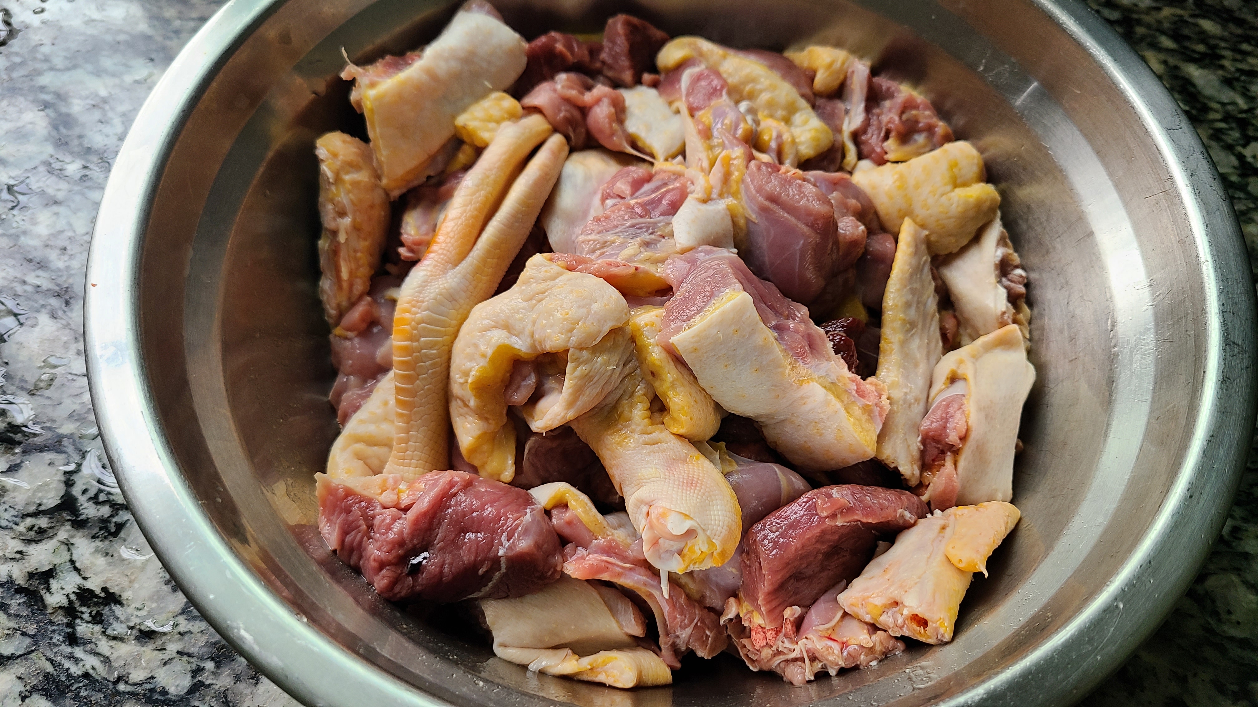 姜酒鸭，用米酒做出来的一道广东菜，简单好吃，香喷喷的