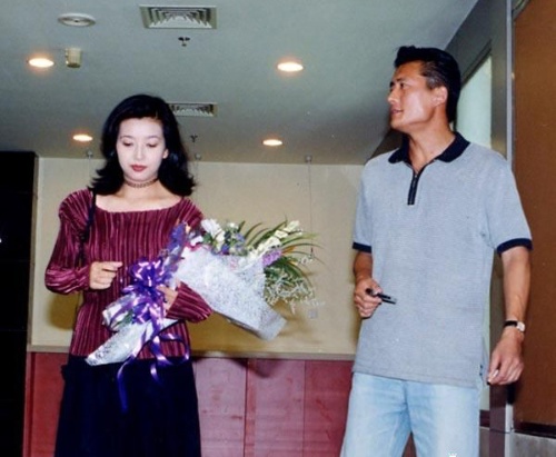 江珊：閃婚震驚一時，與靳東姐弟戀5年，如今54歲卻依舊美如少女