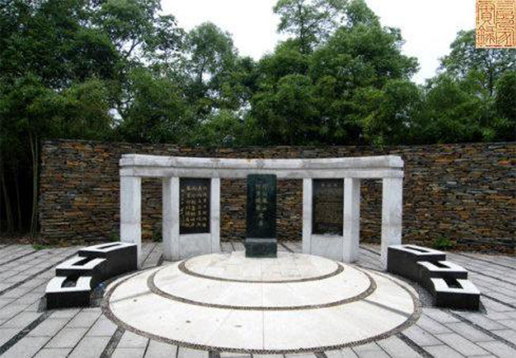 何凤山博士墓地2005年,风景秀丽的回龙山公园修建了何凤山博士纪念