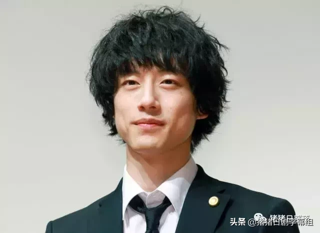 《innocence 冤罪律师》花絮公开:坂口健太郎全身湿透