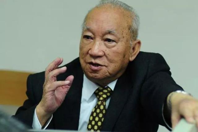 他帮美国人研制洲际导弹，加入美国国籍，晚年