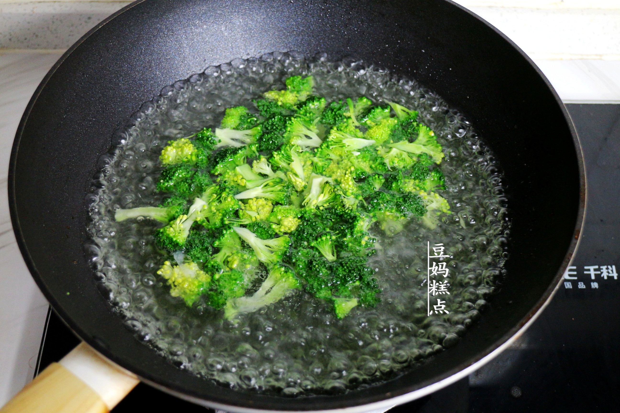 懶得做飯，就這樣燜一鍋好了，有菜有飯適合全家老小