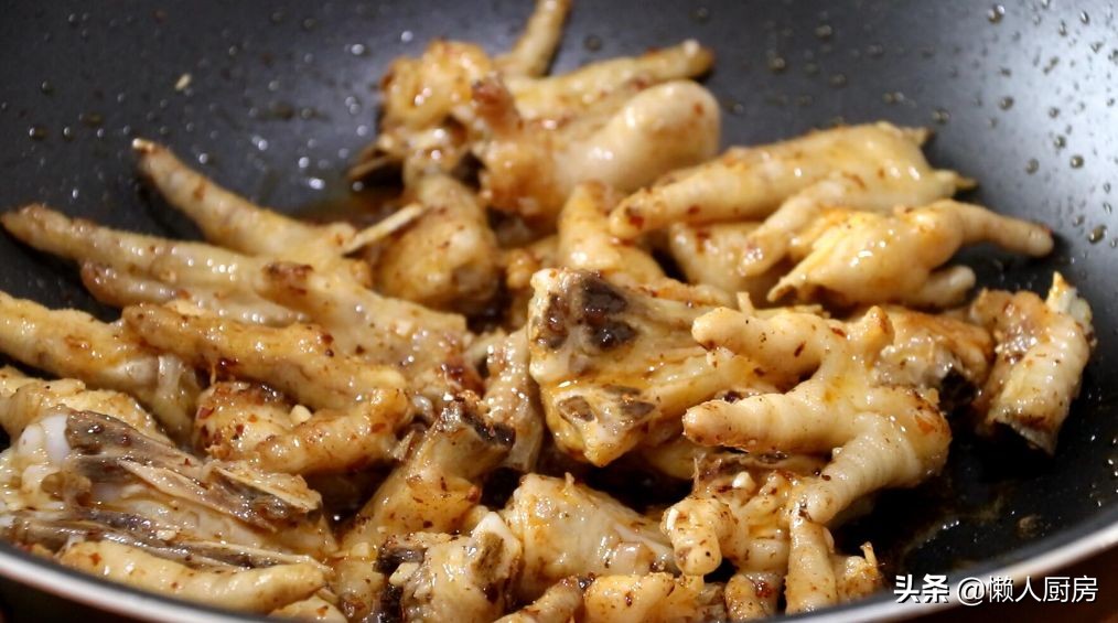 这是鸡爪的新做法，配上一点酸菜，开胃下饭，酥烂脱骨