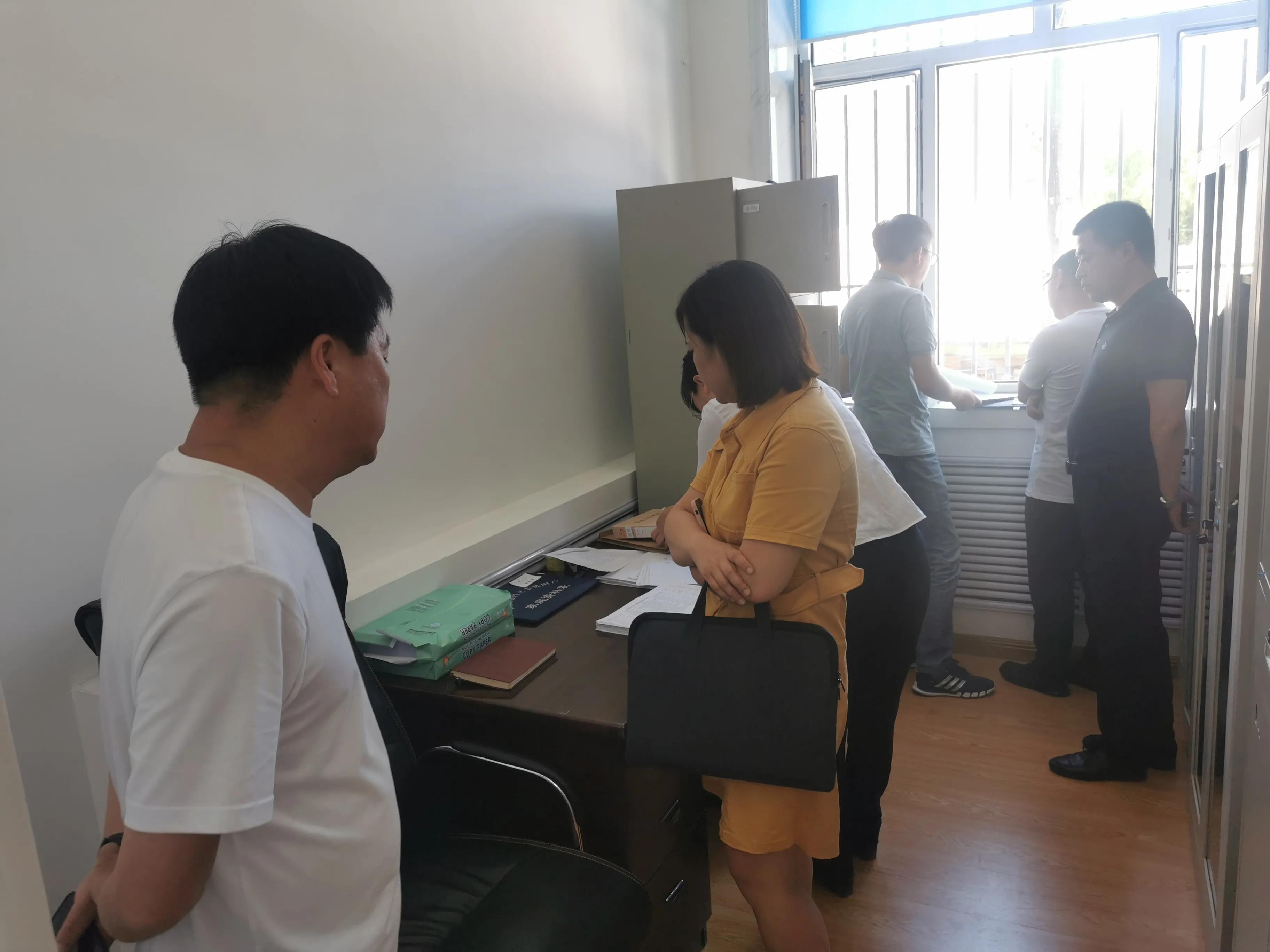 双鸭山市专题调研组对宝清县夹信子镇脱贫攻坚档案进馆工作进行调研指导