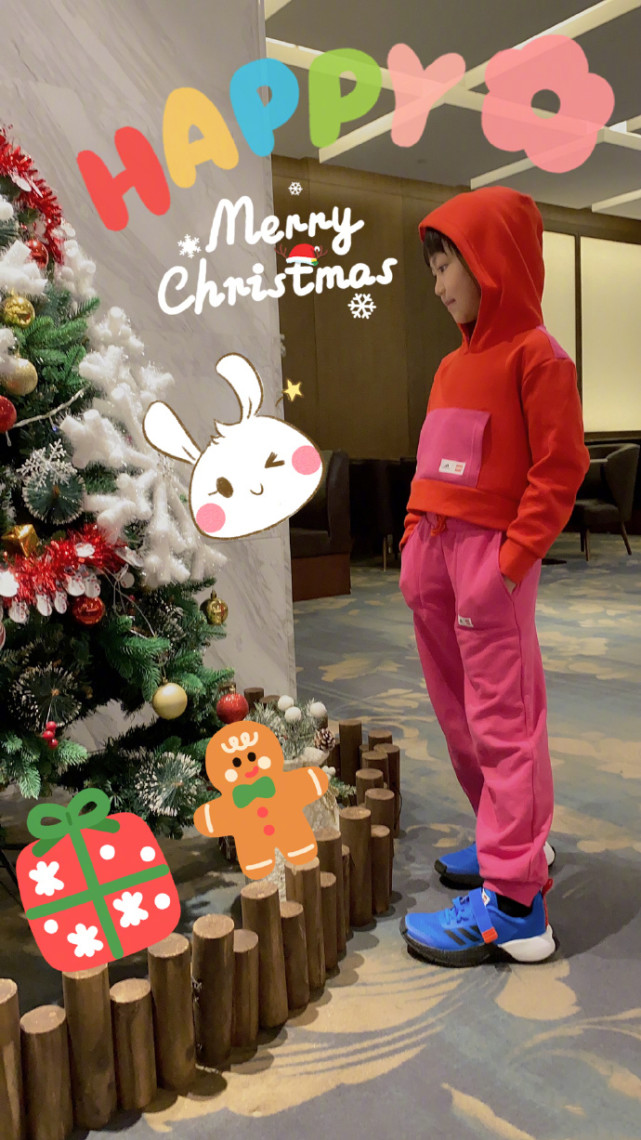 蔡少芬晒儿女过圣诞，汤圆包子变酷girl，乐儿露侧脸越来越帅