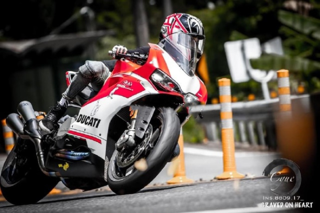 毫不在乎？欧弟刚刚才官宣离婚，郑云灿就骑机