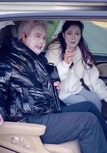 张庭与丈夫敷面膜出行，把脸涂得煞白像白无常