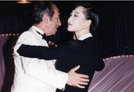 赌王出殡时，利智李连杰现身，粉丝看到照片惊呼：这根本不是利智