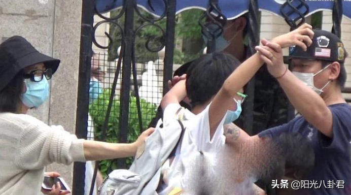 白百何陈羽凡离婚后同框，明星离婚关系大不同