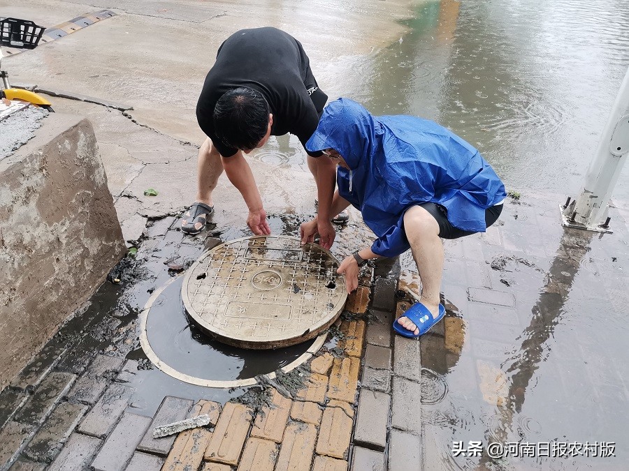 汤阴县城关镇全体班子成员及机关男同志近百人紧急集合，组成应急抢险队，全力以赴应对强降雨