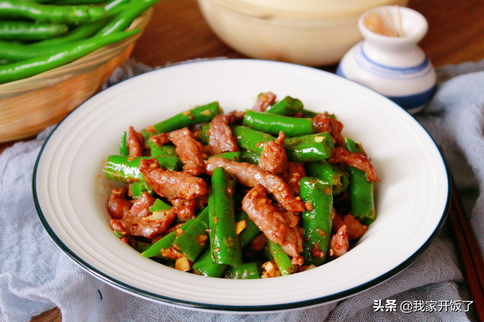 Stir-fried Beef Tenderloin with Hang Pepper. Learn to cook it. The beef tenderloin is tender and tasty without getting old. The skills are all here