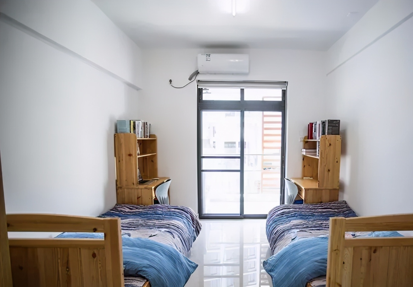 每间学生宿舍采用两房一厅的套间模式,带阳台,客厅,独立卫生间,以及