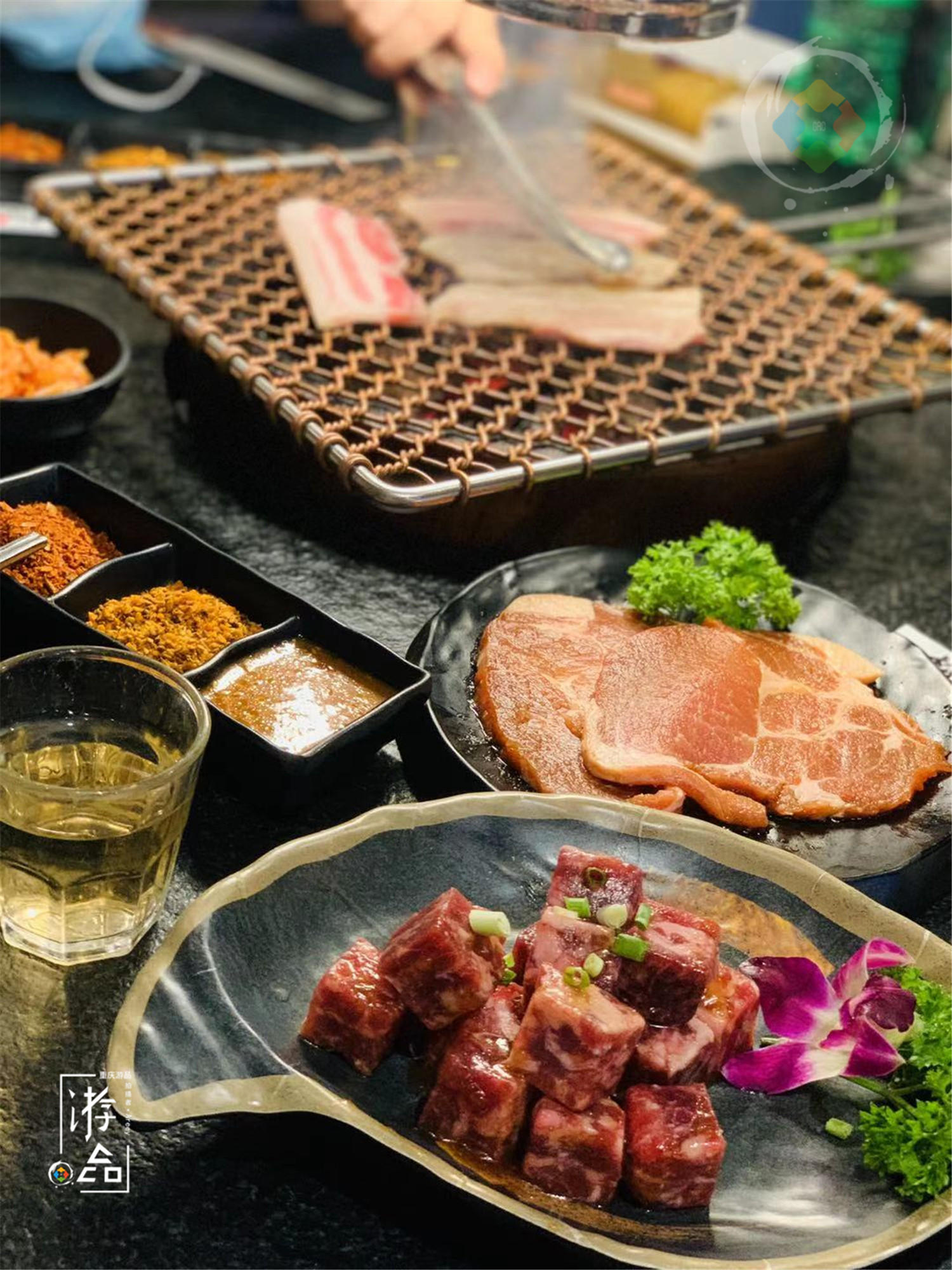 来历不明的东北烤肉，需要蘸着麻酱吃，重庆人纷纷表示拒绝