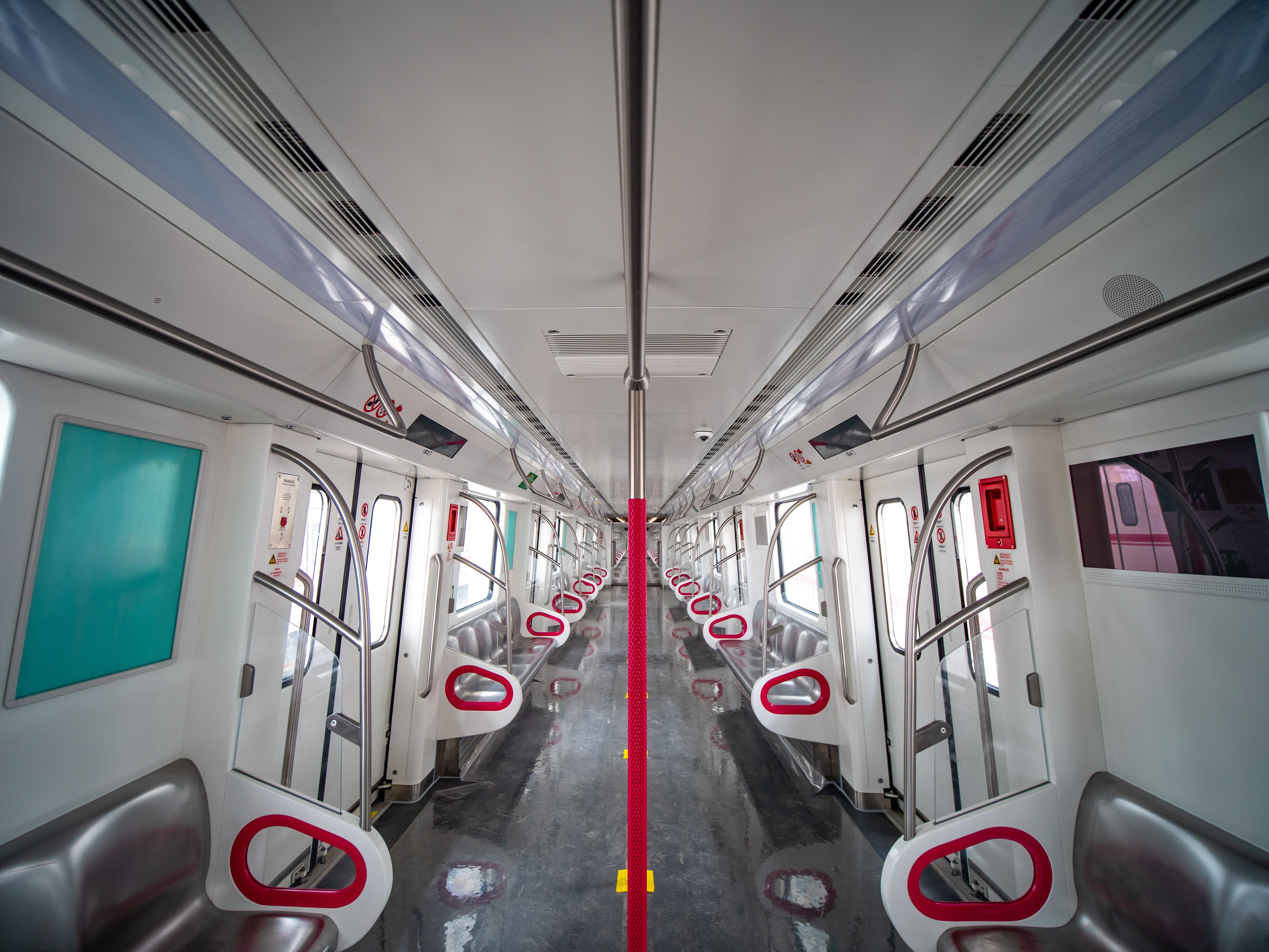 武汉地铁16号线内部长这样首次采用凹痕座椅有效减少侧滑