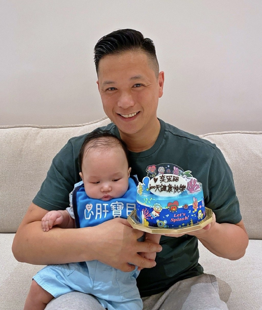 胡杏儿一家五口另类同框，为幼子庆祝百日，三胎与老大长相神相似