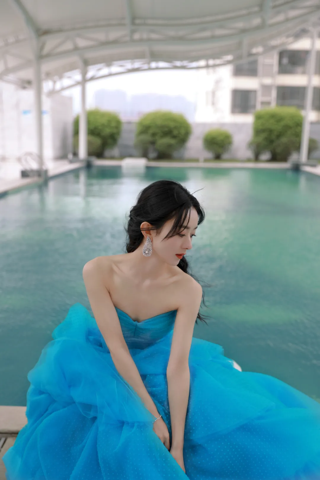 演员周洁琼和赵丽颖，活泼与温柔你喜欢哪种风格呢？