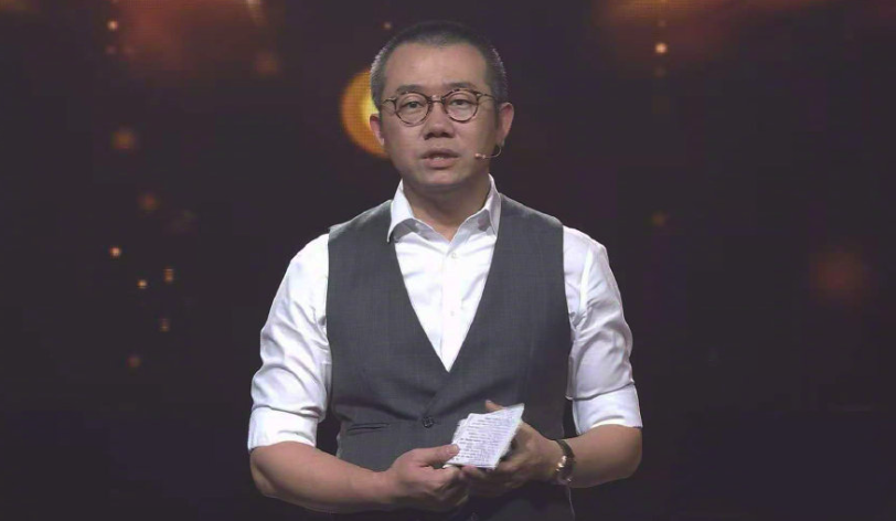 主持人涂磊直播惹爭議，賣榴蓮全程嫌臭，反復(fù)催助理趕緊吃完賣貨