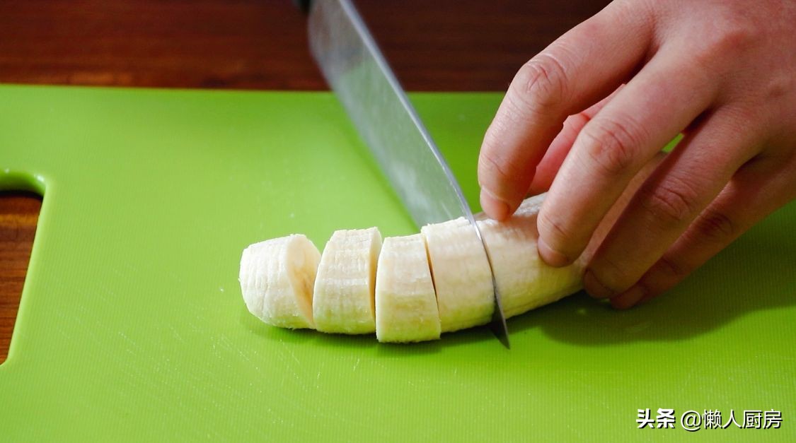 做糖葫蘆時，注意2點，做出來的糖葫蘆不黏牙，不粘手，不反沙