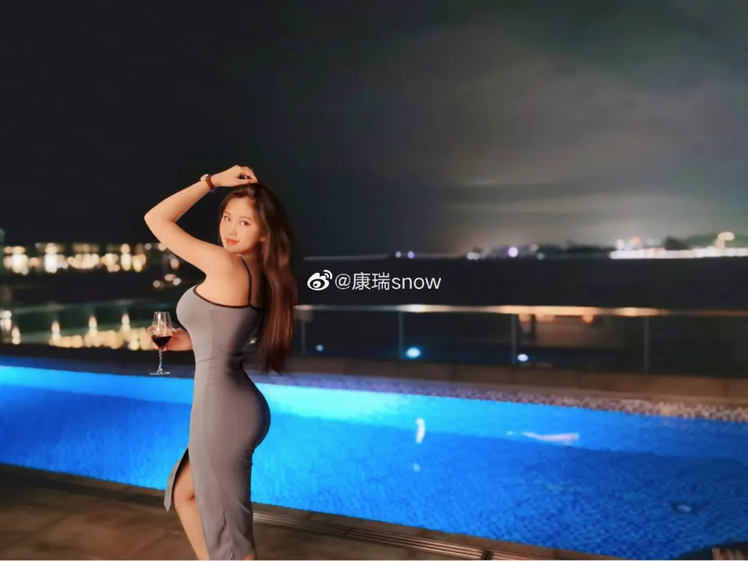 95年国产女画家马甲线、蜜桃臀,一个背影杀撩翻全网直男