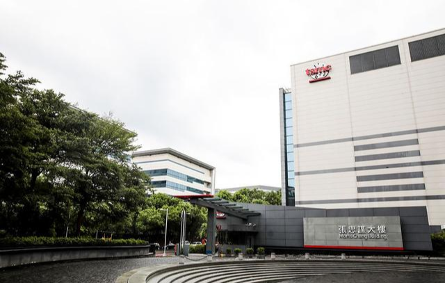 光刻机、芯片代加工巨头都去美韩建厂，院士坦言“该放弃幻想了”
