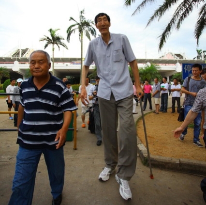 China's largest giant Bao Xishun, married a 28-year-old wife, and had a ...