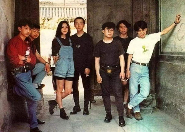不愧是王菲女儿！24岁窦靖童终于长发飘飘，清纯