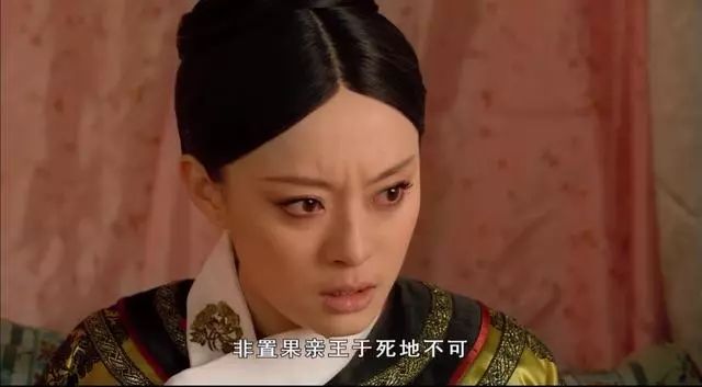 果郡王葬礼时：浣碧撞棺只是装装样子，可甄嬛扯断佛珠是动了杀心