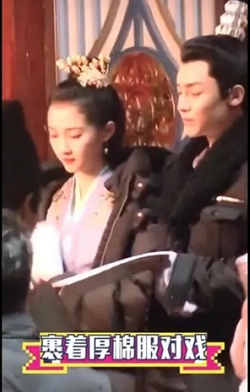 关晓彤侯明昊路透照曝光，多次被拍甜蜜互动，网友在线call鹿晗