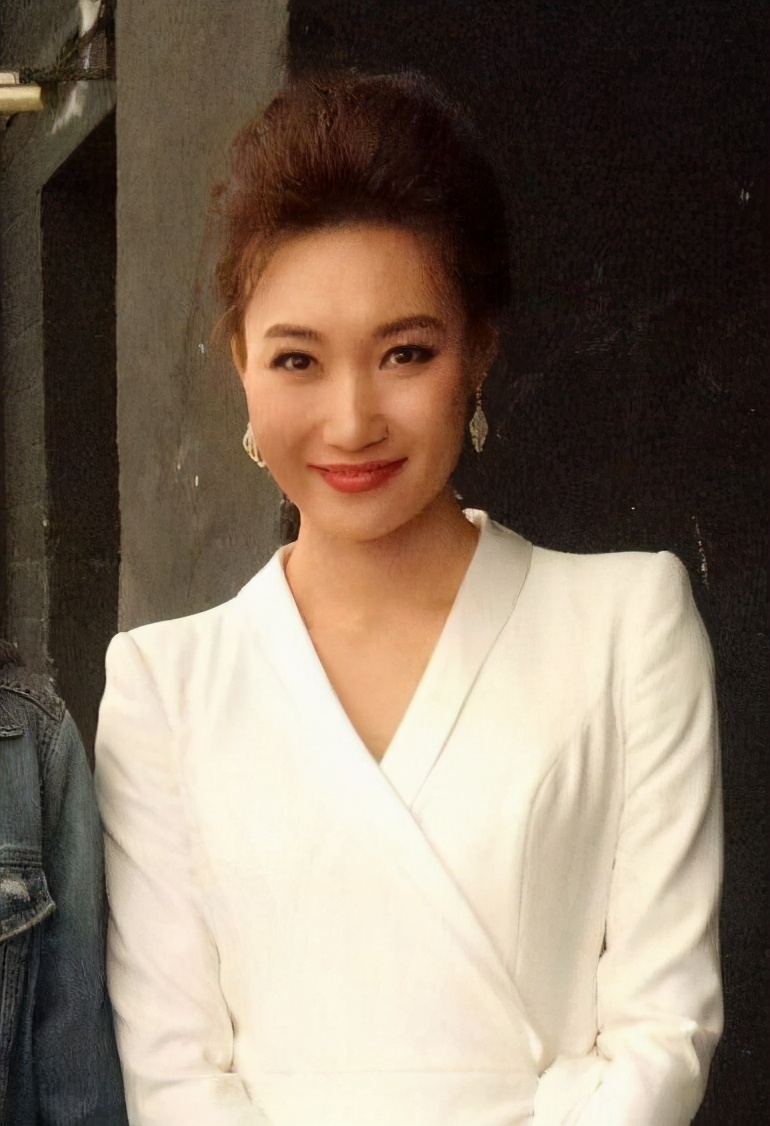 央视主持人李梓萌在线征婚不要才高八斗日进斗金只求一颗真心