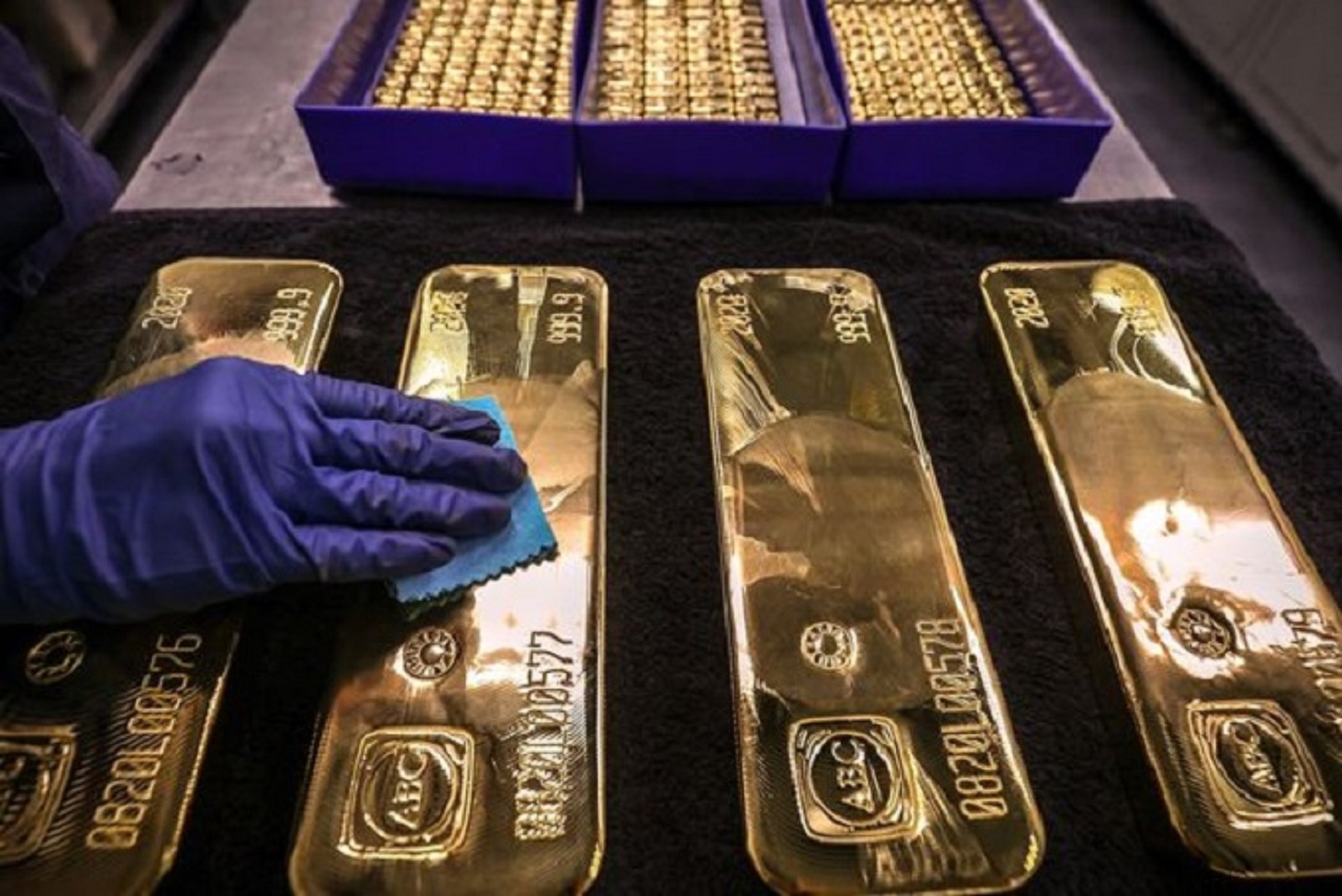 美国不敢阻止运黄金,15国宣布从美国运黄金后,400吨黄金运到中国