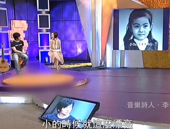 李健与妻子三亚度假！娇妻身材微胖五官精致，替丈夫背吉他似助理