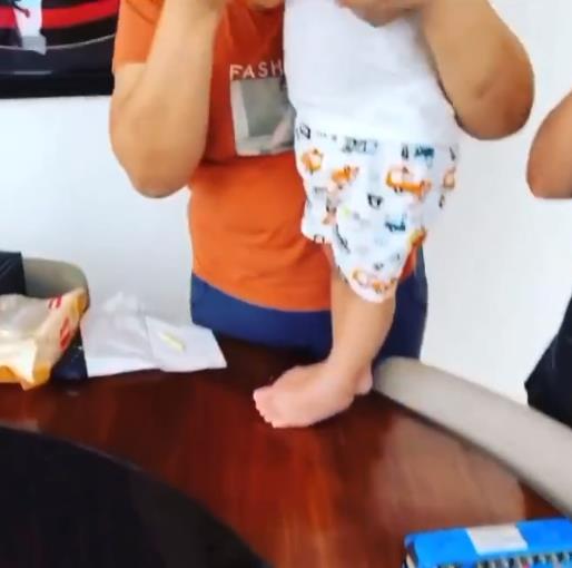 张柏芝晒视频，小儿子生父疑出现视频中，抱着小儿子笑不停