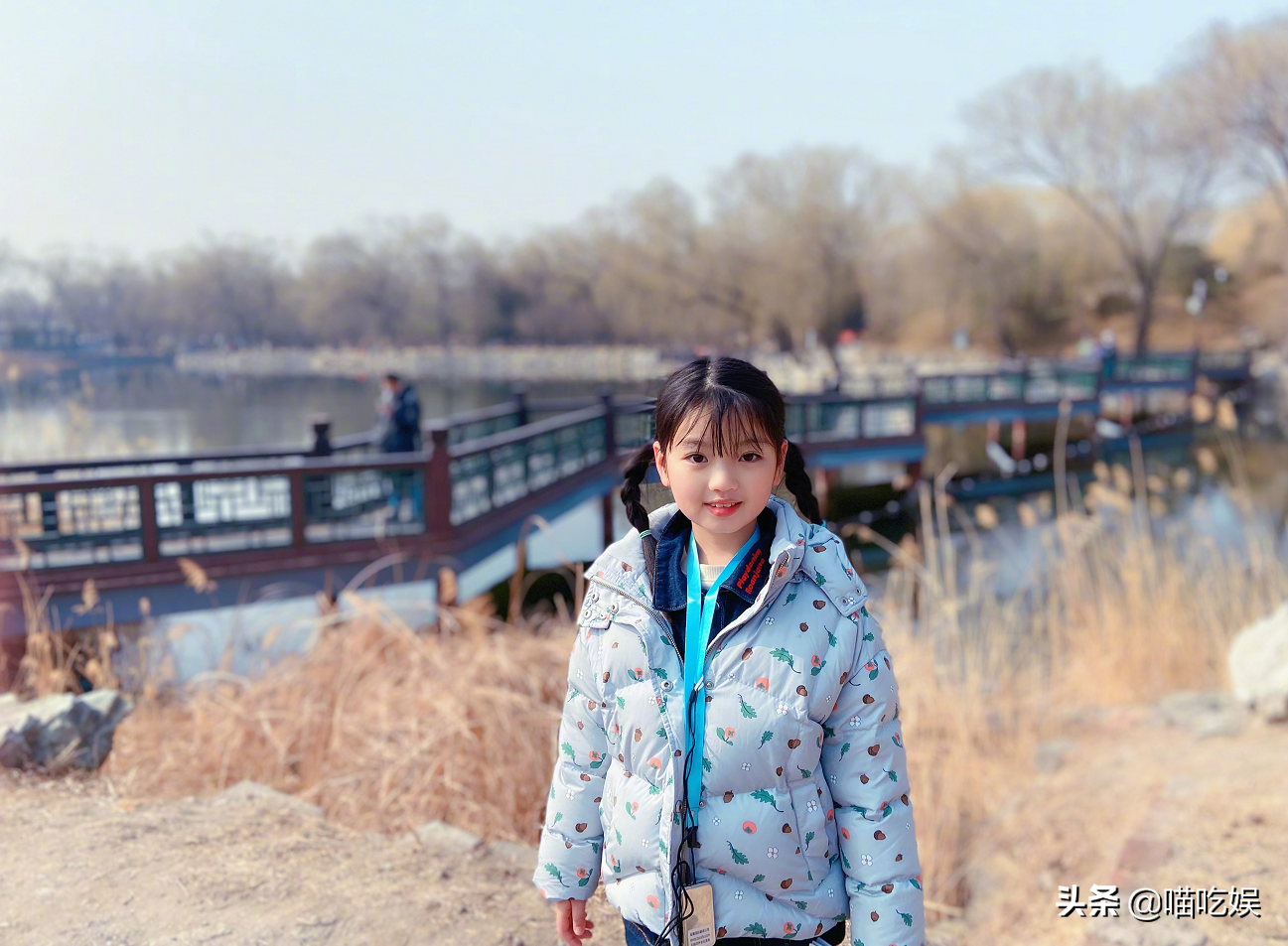 8歲阿拉蕾頂濃妝自拍，五官精緻沒長殘，卻被網友調侃撞臉喬欣