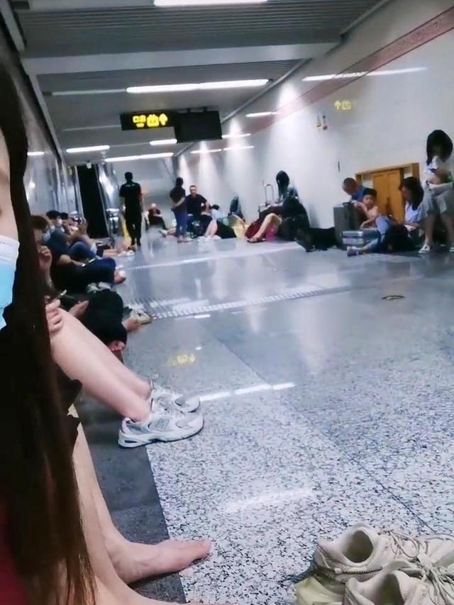 河南暴雨女子被困地铁，随后感觉自己快死了，将自己仅有的存款转给朋友