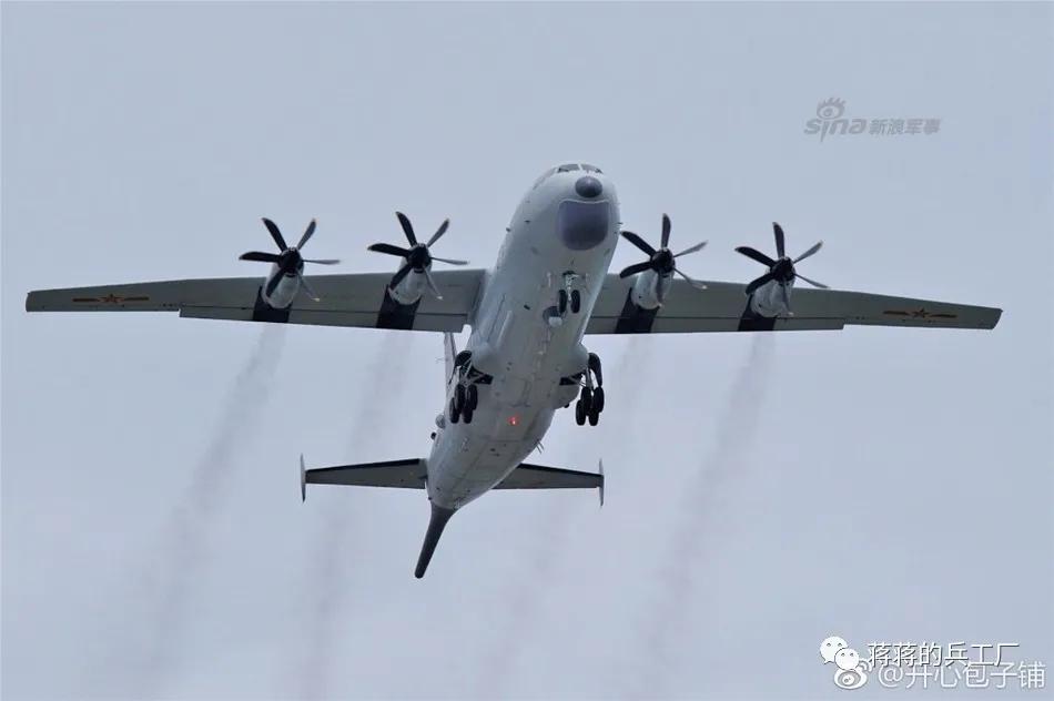 空潜200巡逻机空投航空自导深弹和声呐浮标抓潜艇，数量众多