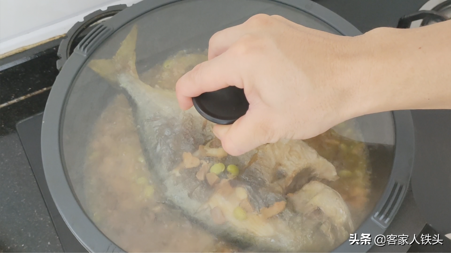 广东人吃海鲜有一套，这样搭配做一盘，上桌连汁都吃不剩，真下饭