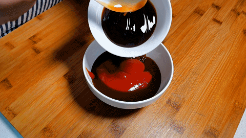 It costs 300 yuan to eat out of the stew pot, and you can make it at home for 100 yuan. Novice kitchen personnel can also make it.