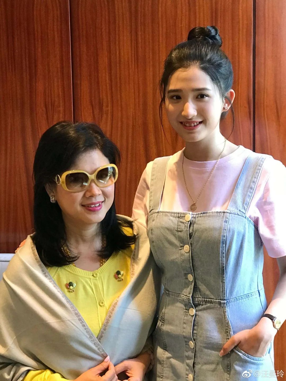 赌王家族又出一明星，25岁的她当主持人太抢眼，