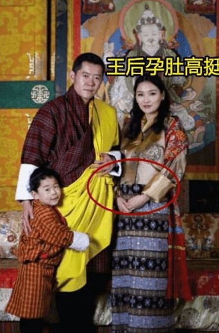 29岁不丹王后怀二胎后地位倍增，国王全程搀扶，太王太后帮看孩子