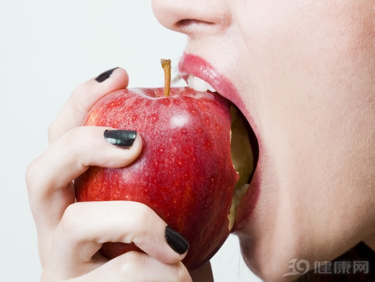 苹果能抗癌降糖降血压，营养价值这么高，吃起来有讲究
