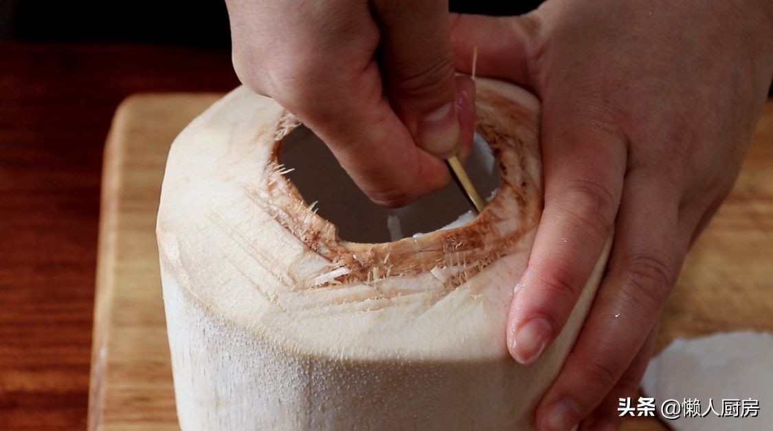 碰到這椰子別手軟，價格便宜，人人吃得起，塞進一隻雞，解饞