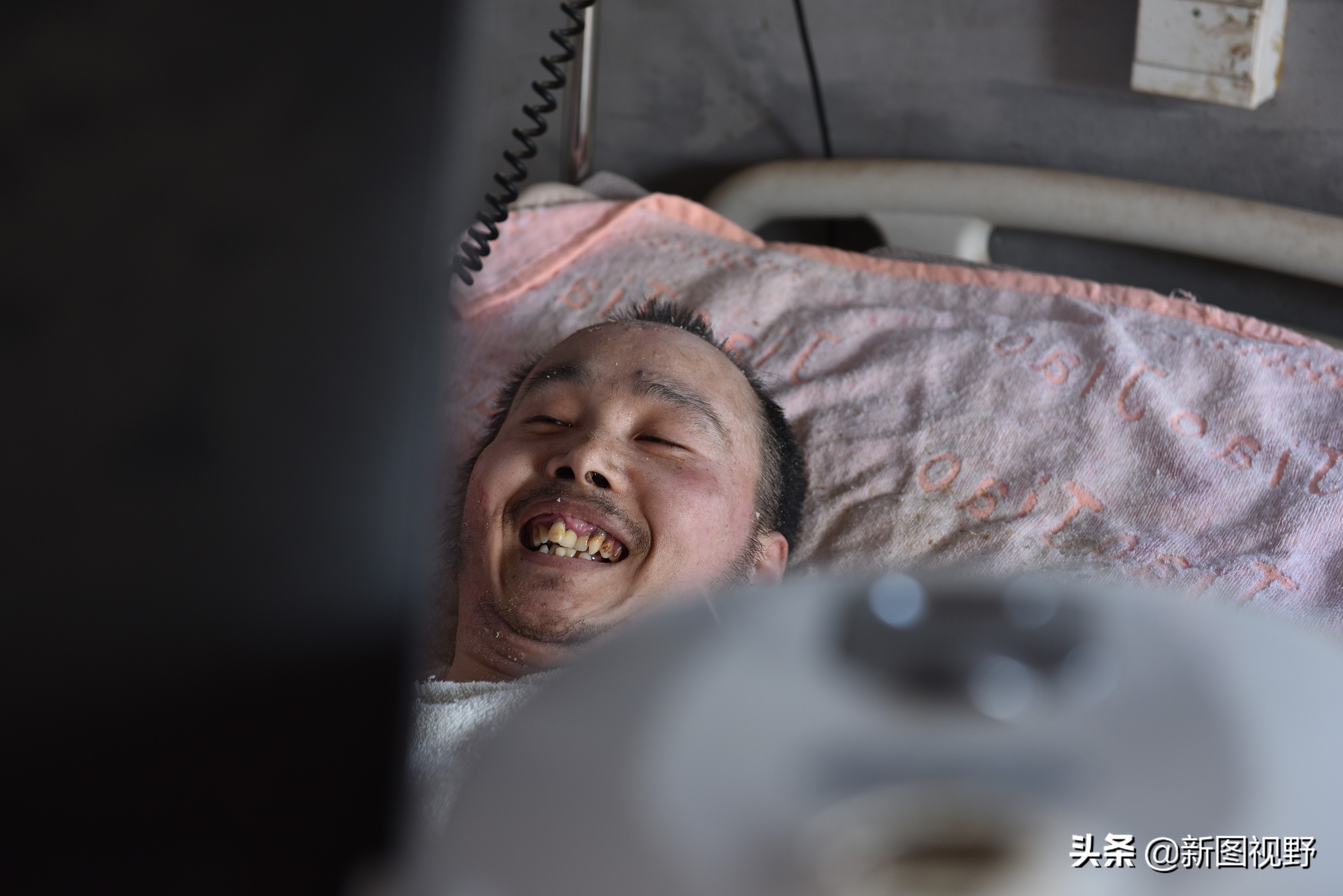4岁丧母，18岁瘫痪，苦命男孩卧床14年，用电脑挣钱孝敬父亲